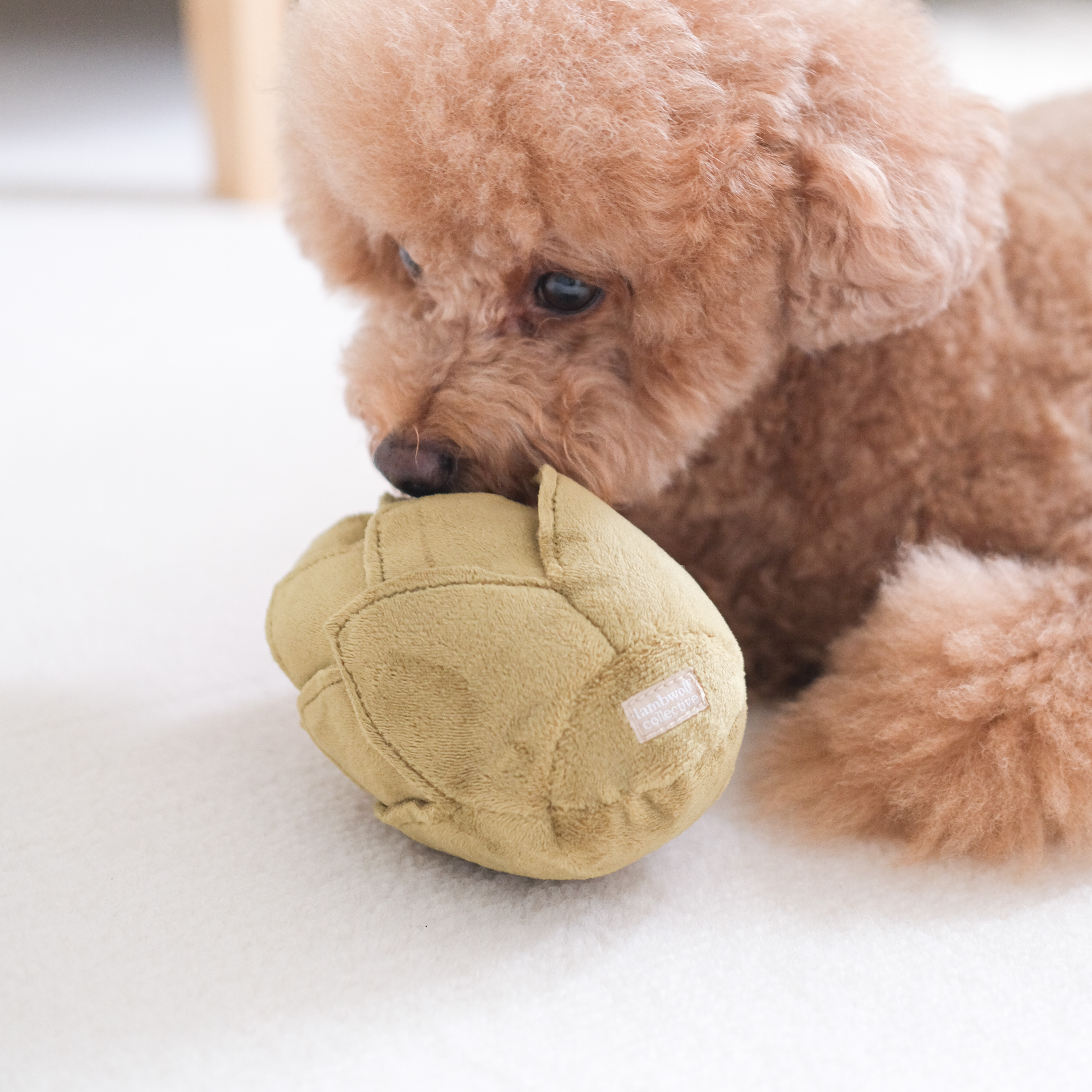 Jouet de fouille L'Artichaut vu de face, feuilles en peluche superposées