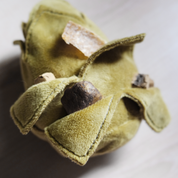 Détail des feuilles à écarter du jouet de fouille L'Artichaut pour cacher les friandises
