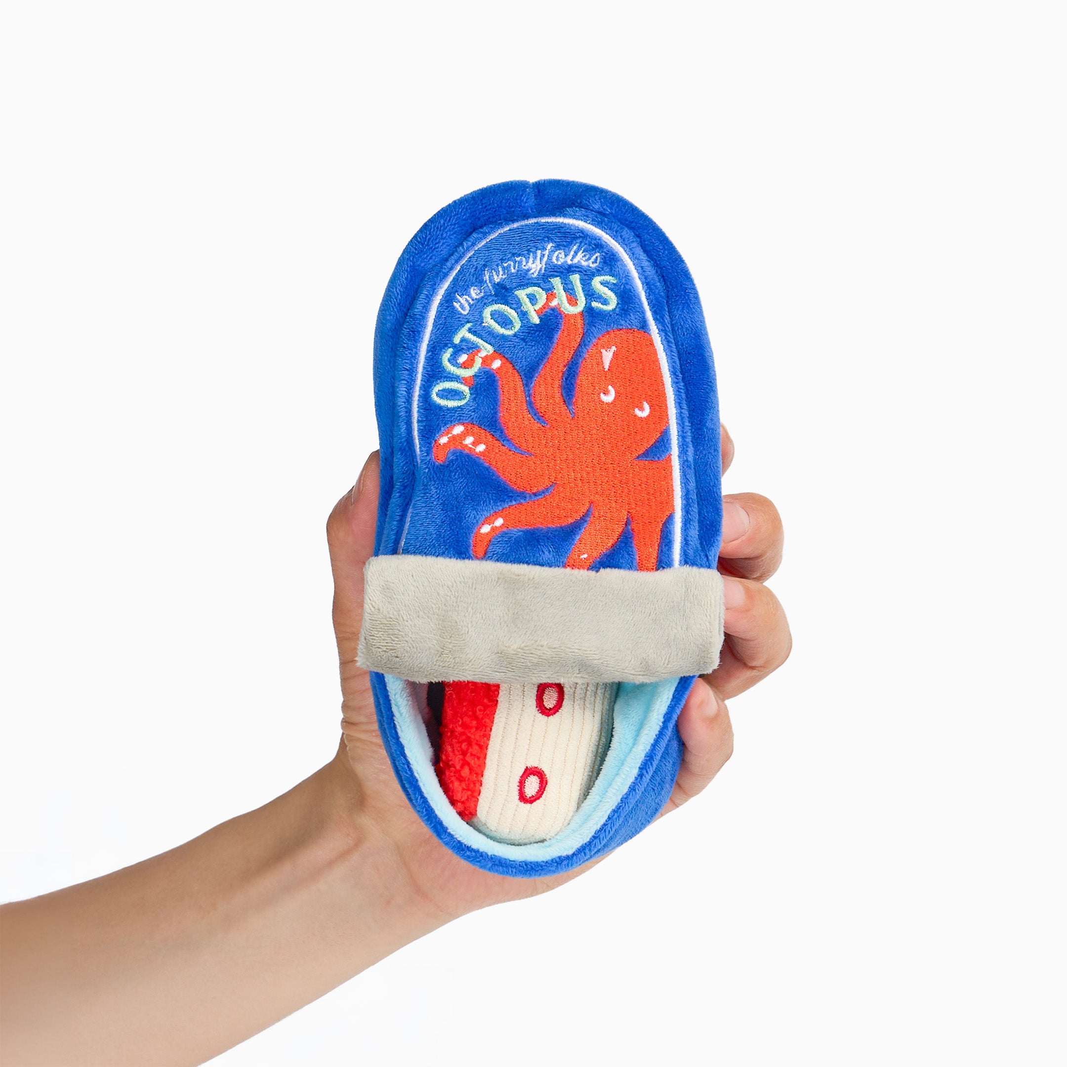 Jouet de fouille La conserve Poulpe : boîte en peluche bleue tenue à la main