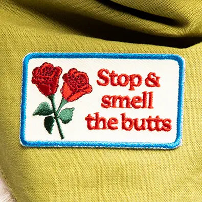 Badge thermocollant pour chien "Stop & smell the butts"