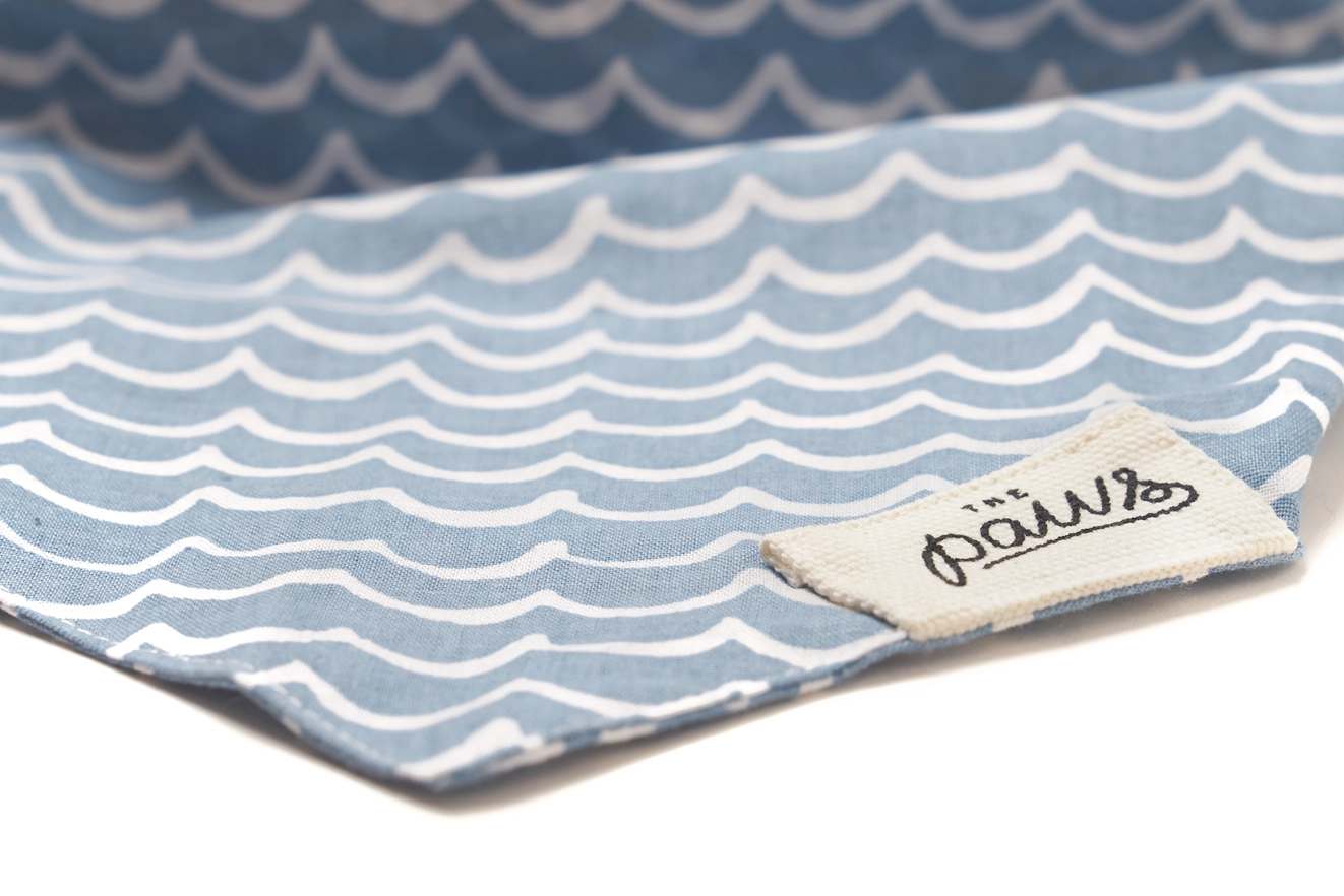 Foulard noeud pour chien - Motifs vagues aux couleurs bleues et blanches