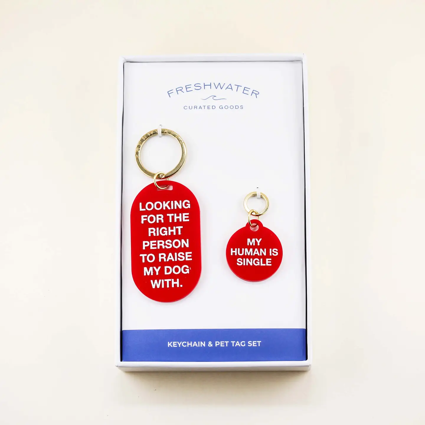 coffret-cadeau-rouge-humain-porte-clef-medaille-chien-2.png