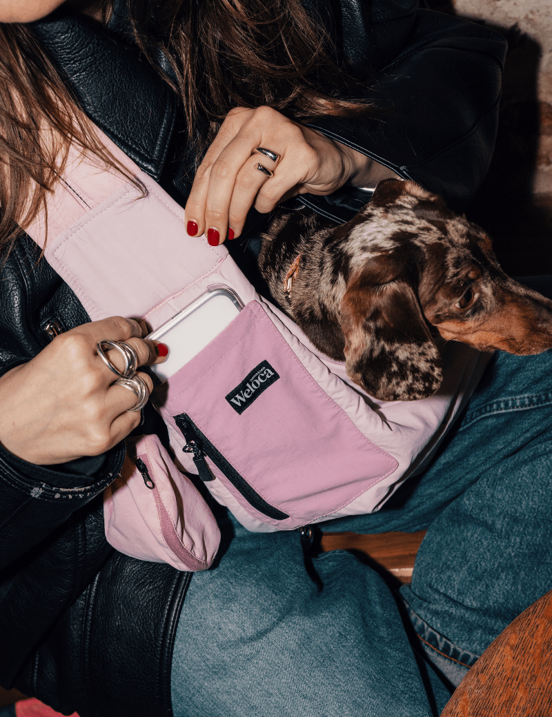 Détail de la boucle de sécurité du sac de transport rose