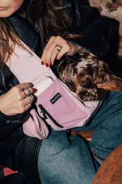 Détail de la boucle de sécurité du sac de transport rose
