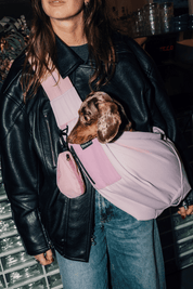Sac de transport en bandoulière rose pour chien vu de face