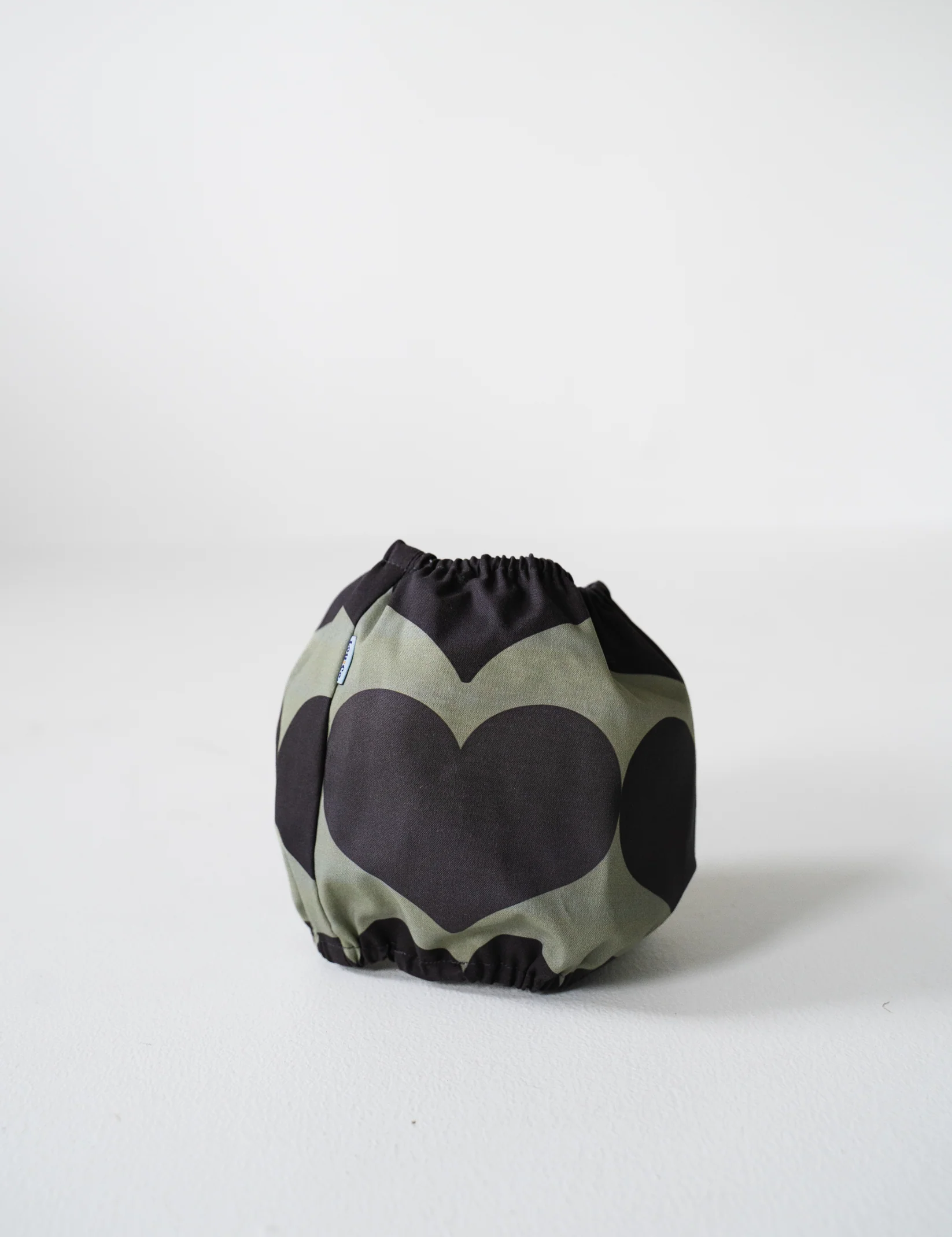 snood-chien-coeurs-gris-et-vert-1.png