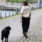 Personne portant un T-shirt "J'ai l'air normal mais croyez-moi, je parle aux chiens" - Beige